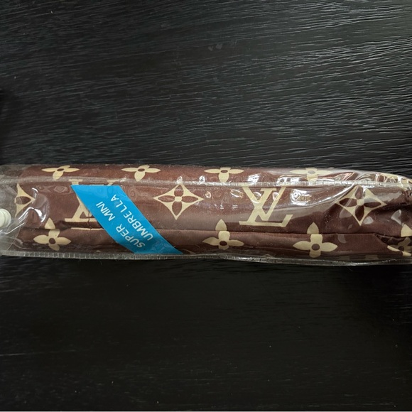 Louis Vuitton-like mini folding Brown Patterned Umbrella - Picture 2 of 5